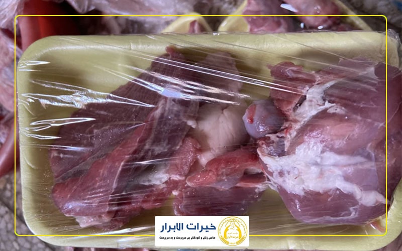 اهدا گوشت قربانی به نیازمندان در عید قربان خیریه خیرات الابرار