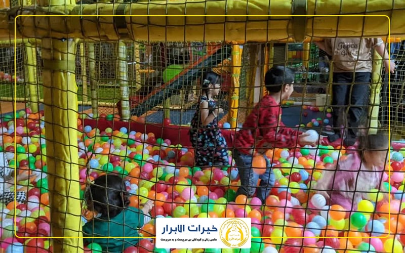 لبخند رضایت بر قلب کودکان یتیم در شهر بازی